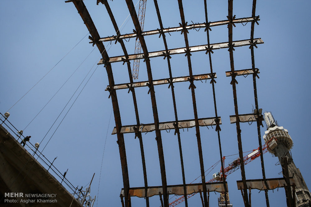 گزارش تصویری / ساخت بزرگترین ایوان فلزی و بتونی جهان / مهندسان جوان قرارگاه سازندگی خاتم الانبیاء موفق به ساخت بزرگترین ایوان فلزی و بتونی جهان در مصلای امام خمینی (ره) شدند.