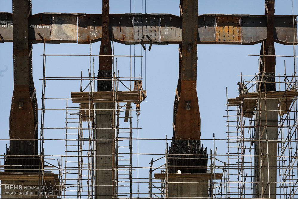 گزارش تصویری / ساخت بزرگترین ایوان فلزی و بتونی جهان / مهندسان جوان قرارگاه سازندگی خاتم الانبیاء موفق به ساخت بزرگترین ایوان فلزی و بتونی جهان در مصلای امام خمینی (ره) شدند.