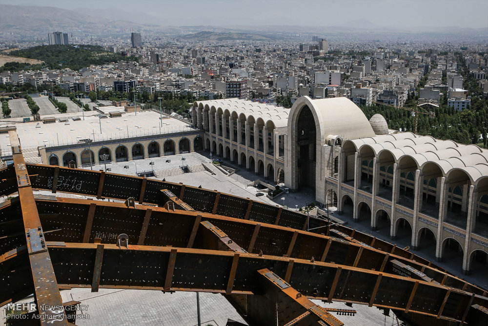 گزارش تصویری / ساخت بزرگترین ایوان فلزی و بتونی جهان / مهندسان جوان قرارگاه سازندگی خاتم الانبیاء موفق به ساخت بزرگترین ایوان فلزی و بتونی جهان در مصلای امام خمینی (ره) شدند.