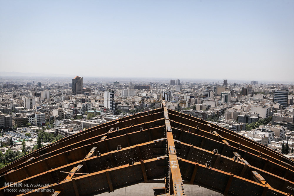گزارش تصویری / ساخت بزرگترین ایوان فلزی و بتونی جهان / مهندسان جوان قرارگاه سازندگی خاتم الانبیاء موفق به ساخت بزرگترین ایوان فلزی و بتونی جهان در مصلای امام خمینی (ره) شدند.