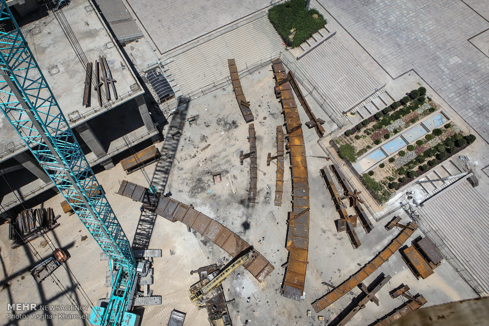 گزارش تصویری / ساخت بزرگترین ایوان فلزی و بتونی جهان / مهندسان جوان قرارگاه سازندگی خاتم الانبیاء موفق به ساخت بزرگترین ایوان فلزی و بتونی جهان در مصلای امام خمینی (ره) شدند.