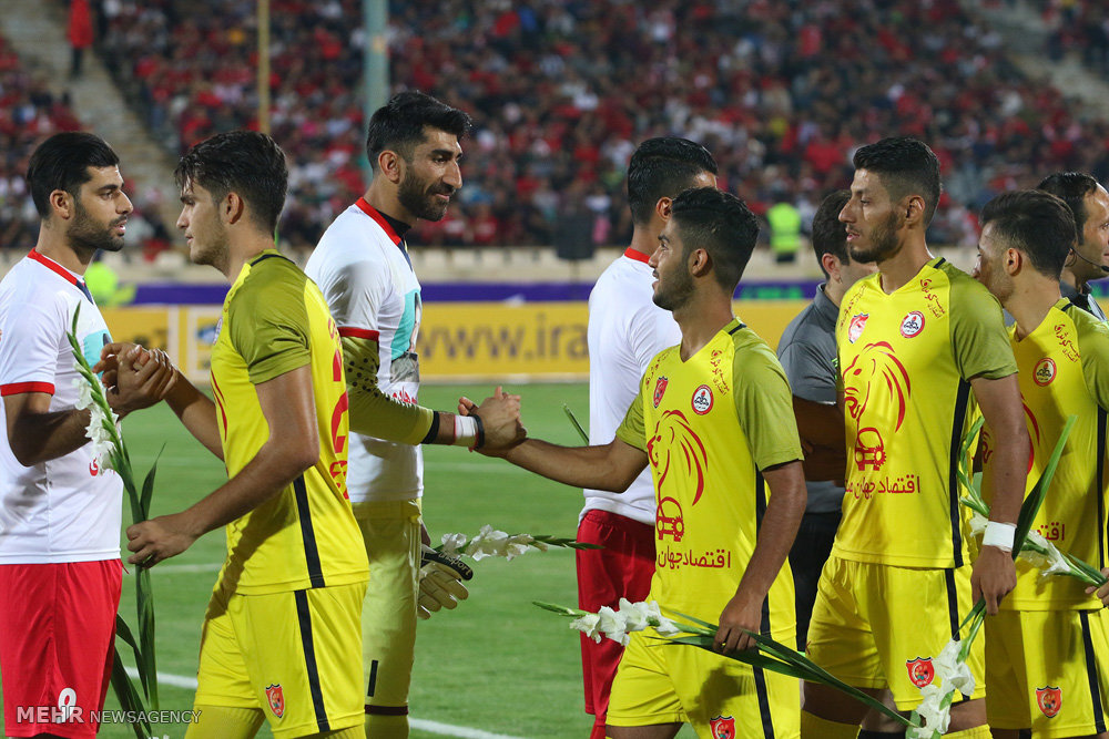 گزارش تصویری / دیدار تیم های فوتبال پرسپولیس و نفت تهران / دیدار تیم های پرسپولیس و نفت تهران در چهارچوب سوپرجام باشگاه های کشور شامگاه جمعه در ورزشگاه آزادی برگزار شد. این دیدار در پایان با نتیجه سه بر صفر به سود پرسپولیس به پایان رسید.