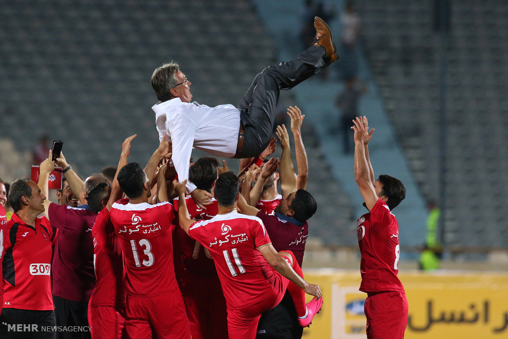 گزارش تصویری / دیدار تیم های فوتبال پرسپولیس و نفت تهران / دیدار تیم های پرسپولیس و نفت تهران در چهارچوب سوپرجام باشگاه های کشور شامگاه جمعه در ورزشگاه آزادی برگزار شد. این دیدار در پایان با نتیجه سه بر صفر به سود پرسپولیس به پایان رسید.