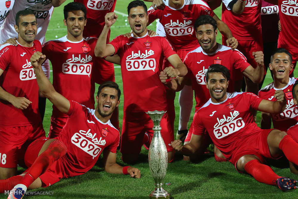 گزارش تصویری / دیدار تیم های فوتبال پرسپولیس و نفت تهران / دیدار تیم های پرسپولیس و نفت تهران در چهارچوب سوپرجام باشگاه های کشور شامگاه جمعه در ورزشگاه آزادی برگزار شد. این دیدار در پایان با نتیجه سه بر صفر به سود پرسپولیس به پایان رسید.