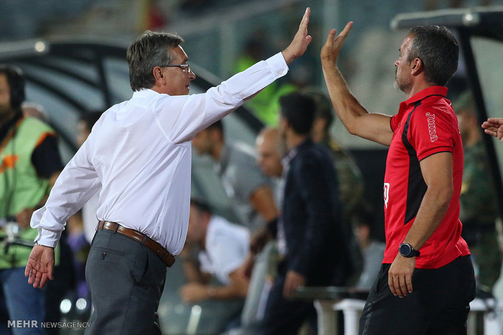 گزارش تصویری / دیدار تیم های فوتبال پرسپولیس و نفت تهران / دیدار تیم های پرسپولیس و نفت تهران در چهارچوب سوپرجام باشگاه های کشور شامگاه جمعه در ورزشگاه آزادی برگزار شد. این دیدار در پایان با نتیجه سه بر صفر به سود پرسپولیس به پایان رسید.