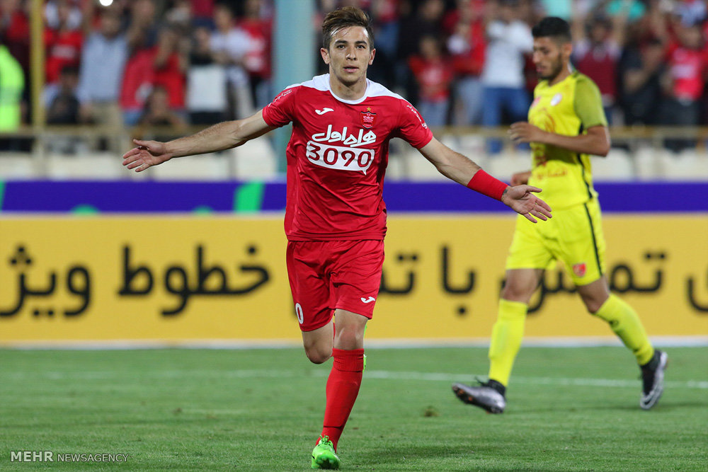 گزارش تصویری / دیدار تیم های فوتبال پرسپولیس و نفت تهران / دیدار تیم های پرسپولیس و نفت تهران در چهارچوب سوپرجام باشگاه های کشور شامگاه جمعه در ورزشگاه آزادی برگزار شد. این دیدار در پایان با نتیجه سه بر صفر به سود پرسپولیس به پایان رسید.