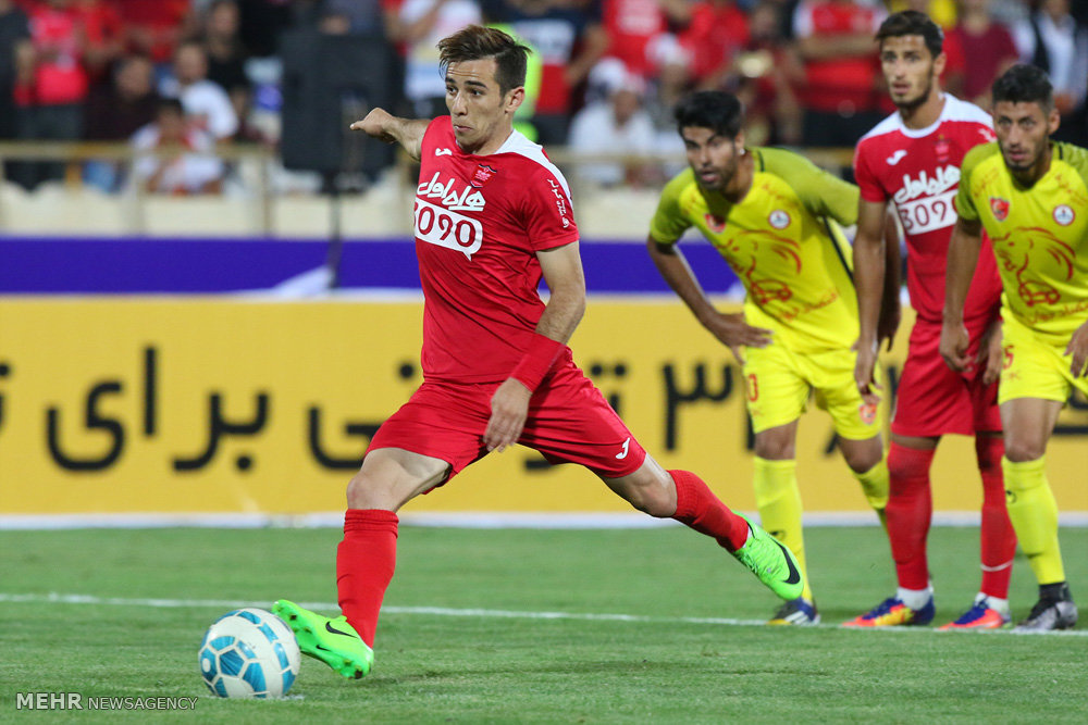 گزارش تصویری / دیدار تیم های فوتبال پرسپولیس و نفت تهران / دیدار تیم های پرسپولیس و نفت تهران در چهارچوب سوپرجام باشگاه های کشور شامگاه جمعه در ورزشگاه آزادی برگزار شد. این دیدار در پایان با نتیجه سه بر صفر به سود پرسپولیس به پایان رسید.