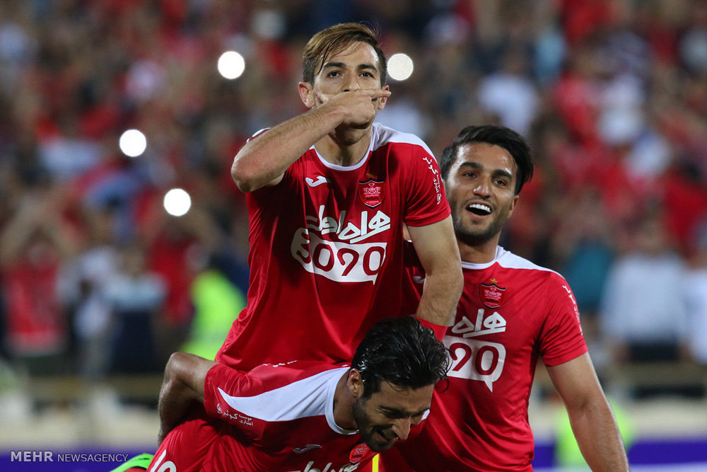 گزارش تصویری / دیدار تیم های فوتبال پرسپولیس و نفت تهران / دیدار تیم های پرسپولیس و نفت تهران در چهارچوب سوپرجام باشگاه های کشور شامگاه جمعه در ورزشگاه آزادی برگزار شد. این دیدار در پایان با نتیجه سه بر صفر به سود پرسپولیس به پایان رسید.