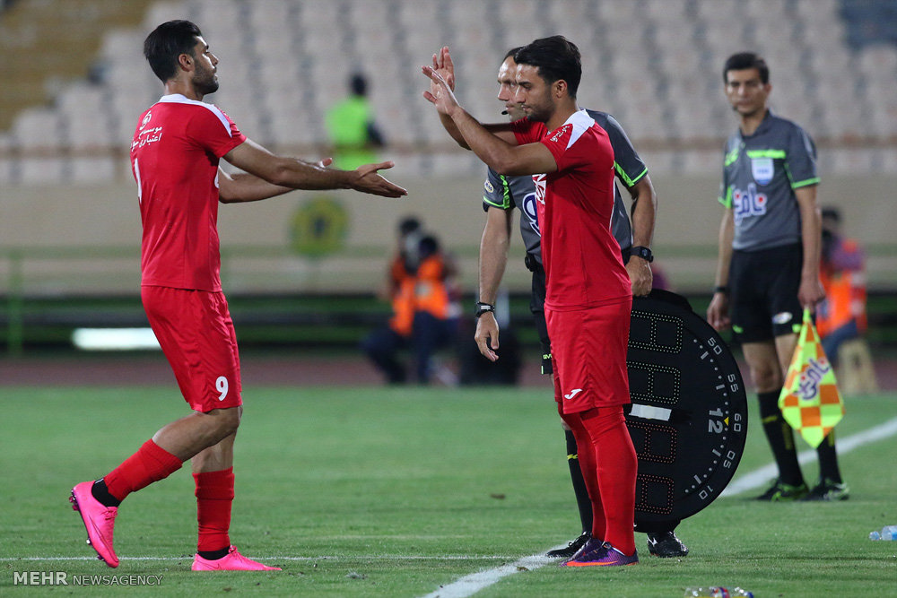 گزارش تصویری / دیدار تیم های فوتبال پرسپولیس و نفت تهران / دیدار تیم های پرسپولیس و نفت تهران در چهارچوب سوپرجام باشگاه های کشور شامگاه جمعه در ورزشگاه آزادی برگزار شد. این دیدار در پایان با نتیجه سه بر صفر به سود پرسپولیس به پایان رسید.