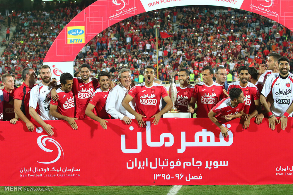 گزارش تصویری / دیدار تیم های فوتبال پرسپولیس و نفت تهران / دیدار تیم های پرسپولیس و نفت تهران در چهارچوب سوپرجام باشگاه های کشور شامگاه جمعه در ورزشگاه آزادی برگزار شد. این دیدار در پایان با نتیجه سه بر صفر به سود پرسپولیس به پایان رسید.