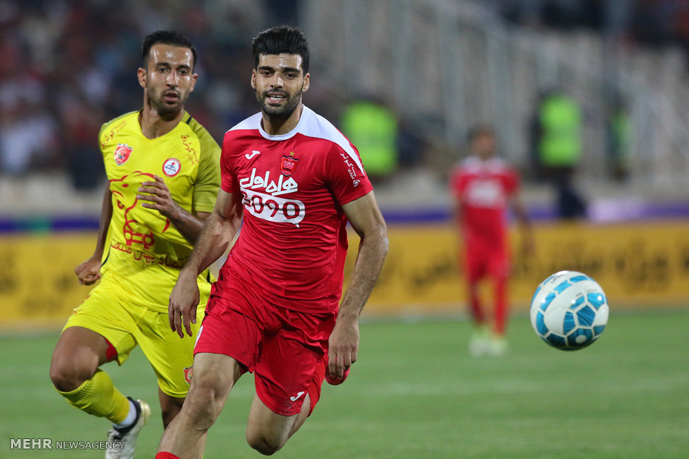 گزارش تصویری / دیدار تیم های فوتبال پرسپولیس و نفت تهران / دیدار تیم های پرسپولیس و نفت تهران در چهارچوب سوپرجام باشگاه های کشور شامگاه جمعه در ورزشگاه آزادی برگزار شد. این دیدار در پایان با نتیجه سه بر صفر به سود پرسپولیس به پایان رسید.