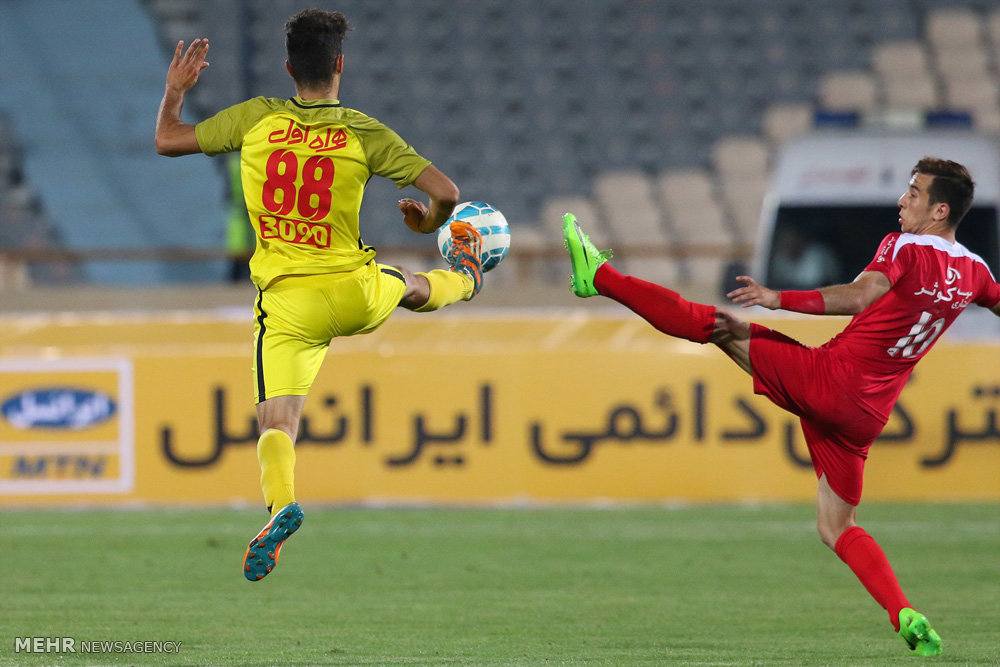 گزارش تصویری / دیدار تیم های فوتبال پرسپولیس و نفت تهران / دیدار تیم های پرسپولیس و نفت تهران در چهارچوب سوپرجام باشگاه های کشور شامگاه جمعه در ورزشگاه آزادی برگزار شد. این دیدار در پایان با نتیجه سه بر صفر به سود پرسپولیس به پایان رسید.