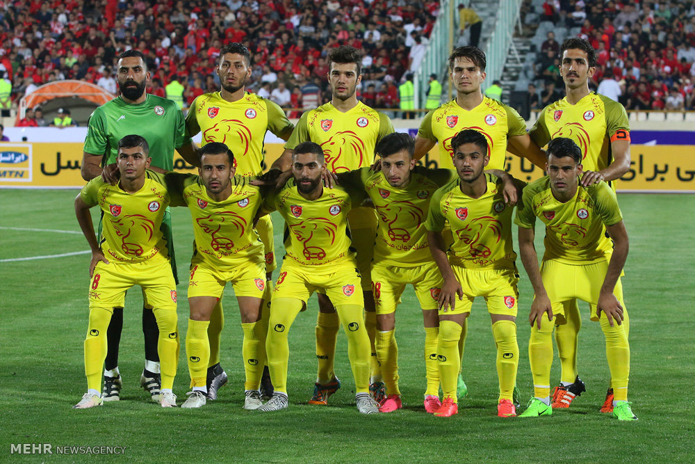 گزارش تصویری / دیدار تیم های فوتبال پرسپولیس و نفت تهران / دیدار تیم های پرسپولیس و نفت تهران در چهارچوب سوپرجام باشگاه های کشور شامگاه جمعه در ورزشگاه آزادی برگزار شد. این دیدار در پایان با نتیجه سه بر صفر به سود پرسپولیس به پایان رسید.