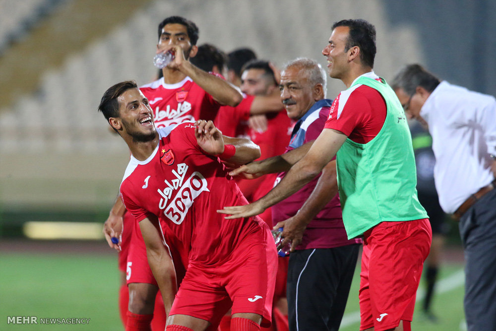 گزارش تصویری / دیدار تیم های فوتبال پرسپولیس و نفت تهران / دیدار تیم های پرسپولیس و نفت تهران در چهارچوب سوپرجام باشگاه های کشور شامگاه جمعه در ورزشگاه آزادی برگزار شد. این دیدار در پایان با نتیجه سه بر صفر به سود پرسپولیس به پایان رسید.