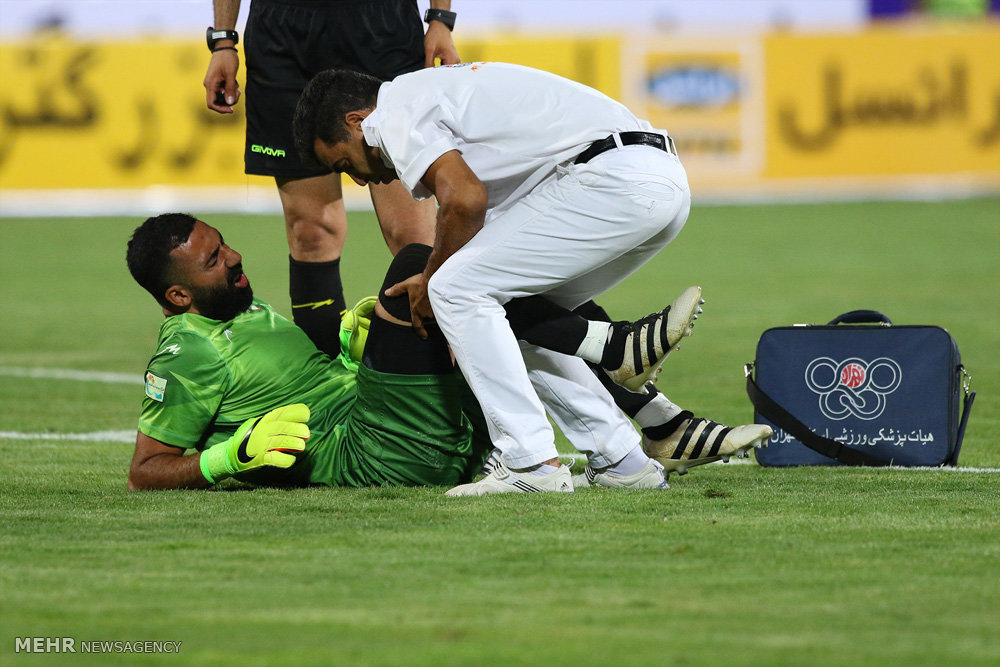 گزارش تصویری / دیدار تیم های فوتبال پرسپولیس و نفت تهران / دیدار تیم های پرسپولیس و نفت تهران در چهارچوب سوپرجام باشگاه های کشور شامگاه جمعه در ورزشگاه آزادی برگزار شد. این دیدار در پایان با نتیجه سه بر صفر به سود پرسپولیس به پایان رسید.