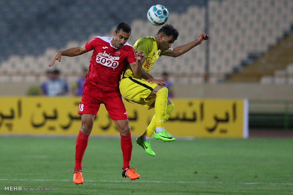 گزارش تصویری / دیدار تیم های فوتبال پرسپولیس و نفت تهران / دیدار تیم های پرسپولیس و نفت تهران در چهارچوب سوپرجام باشگاه های کشور شامگاه جمعه در ورزشگاه آزادی برگزار شد. این دیدار در پایان با نتیجه سه بر صفر به سود پرسپولیس به پایان رسید.