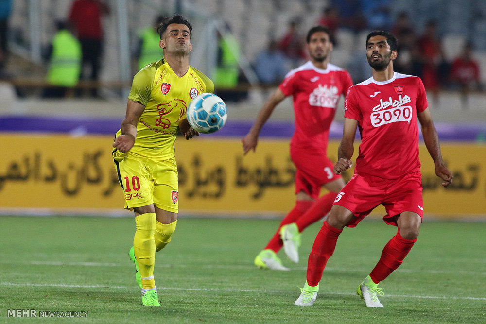 گزارش تصویری / دیدار تیم های فوتبال پرسپولیس و نفت تهران / دیدار تیم های پرسپولیس و نفت تهران در چهارچوب سوپرجام باشگاه های کشور شامگاه جمعه در ورزشگاه آزادی برگزار شد. این دیدار در پایان با نتیجه سه بر صفر به سود پرسپولیس به پایان رسید.