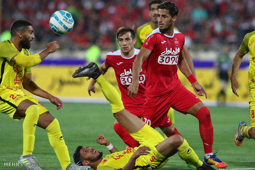 گزارش تصویری / دیدار تیم های فوتبال پرسپولیس و نفت تهران / دیدار تیم های پرسپولیس و نفت تهران در چهارچوب سوپرجام باشگاه های کشور شامگاه جمعه در ورزشگاه آزادی برگزار شد. این دیدار در پایان با نتیجه سه بر صفر به سود پرسپولیس به پایان رسید.