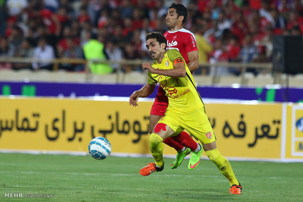 گزارش تصویری / دیدار تیم های فوتبال پرسپولیس و نفت تهران / دیدار تیم های پرسپولیس و نفت تهران در چهارچوب سوپرجام باشگاه های کشور شامگاه جمعه در ورزشگاه آزادی برگزار شد. این دیدار در پایان با نتیجه سه بر صفر به سود پرسپولیس به پایان رسید.