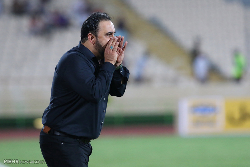 گزارش تصویری / دیدار تیم های فوتبال پرسپولیس و نفت تهران / دیدار تیم های پرسپولیس و نفت تهران در چهارچوب سوپرجام باشگاه های کشور شامگاه جمعه در ورزشگاه آزادی برگزار شد. این دیدار در پایان با نتیجه سه بر صفر به سود پرسپولیس به پایان رسید.