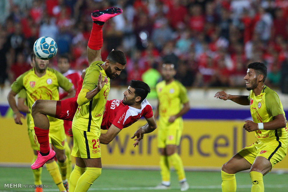 گزارش تصویری / دیدار تیم های فوتبال پرسپولیس و نفت تهران / دیدار تیم های پرسپولیس و نفت تهران در چهارچوب سوپرجام باشگاه های کشور شامگاه جمعه در ورزشگاه آزادی برگزار شد. این دیدار در پایان با نتیجه سه بر صفر به سود پرسپولیس به پایان رسید.