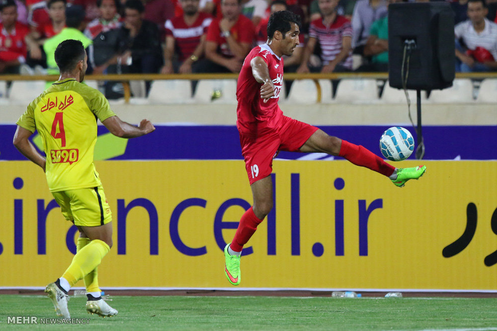 گزارش تصویری / دیدار تیم های فوتبال پرسپولیس و نفت تهران / دیدار تیم های پرسپولیس و نفت تهران در چهارچوب سوپرجام باشگاه های کشور شامگاه جمعه در ورزشگاه آزادی برگزار شد. این دیدار در پایان با نتیجه سه بر صفر به سود پرسپولیس به پایان رسید.