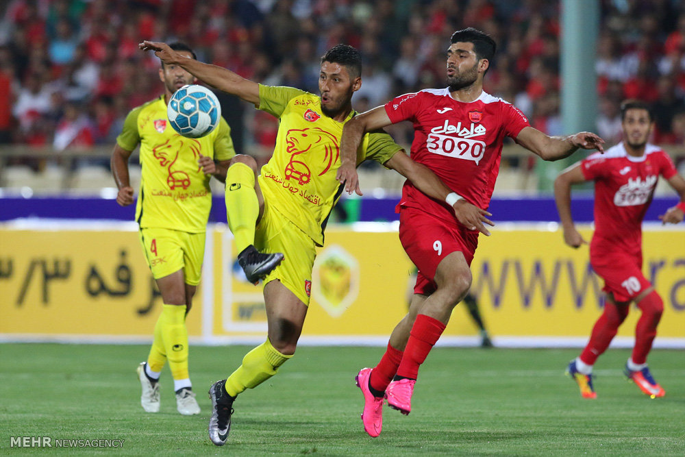 گزارش تصویری / دیدار تیم های فوتبال پرسپولیس و نفت تهران / دیدار تیم های پرسپولیس و نفت تهران در چهارچوب سوپرجام باشگاه های کشور شامگاه جمعه در ورزشگاه آزادی برگزار شد. این دیدار در پایان با نتیجه سه بر صفر به سود پرسپولیس به پایان رسید.