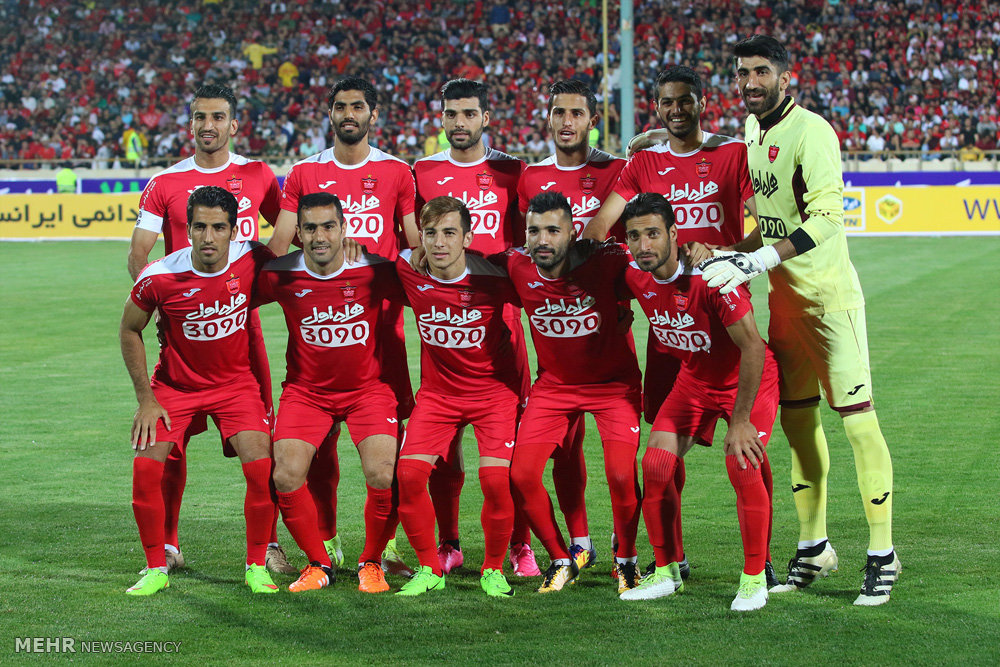 گزارش تصویری / دیدار تیم های فوتبال پرسپولیس و نفت تهران / دیدار تیم های پرسپولیس و نفت تهران در چهارچوب سوپرجام باشگاه های کشور شامگاه جمعه در ورزشگاه آزادی برگزار شد. این دیدار در پایان با نتیجه سه بر صفر به سود پرسپولیس به پایان رسید.