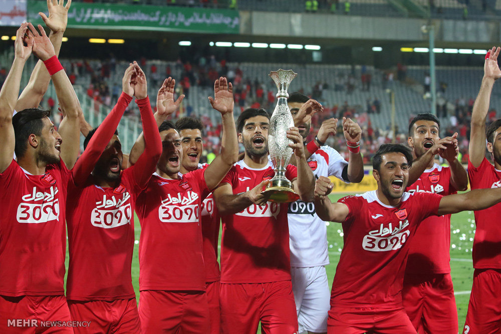 گزارش تصویری / دیدار تیم های فوتبال پرسپولیس و نفت تهران / دیدار تیم های پرسپولیس و نفت تهران در چهارچوب سوپرجام باشگاه های کشور شامگاه جمعه در ورزشگاه آزادی برگزار شد. این دیدار در پایان با نتیجه سه بر صفر به سود پرسپولیس به پایان رسید.