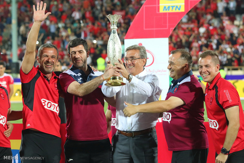 گزارش تصویری / دیدار تیم های فوتبال پرسپولیس و نفت تهران / دیدار تیم های پرسپولیس و نفت تهران در چهارچوب سوپرجام باشگاه های کشور شامگاه جمعه در ورزشگاه آزادی برگزار شد. این دیدار در پایان با نتیجه سه بر صفر به سود پرسپولیس به پایان رسید.