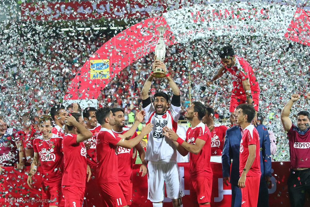 گزارش تصویری / دیدار تیم های فوتبال پرسپولیس و نفت تهران / دیدار تیم های پرسپولیس و نفت تهران در چهارچوب سوپرجام باشگاه های کشور شامگاه جمعه در ورزشگاه آزادی برگزار شد. این دیدار در پایان با نتیجه سه بر صفر به سود پرسپولیس به پایان رسید.