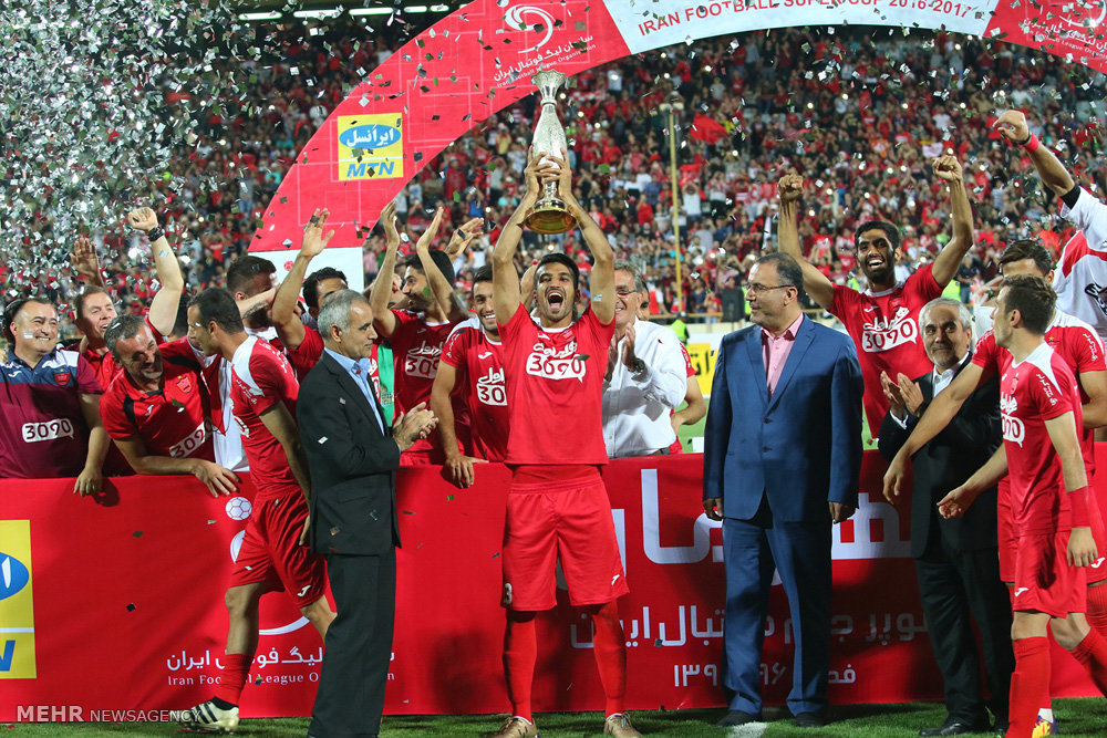 گزارش تصویری / دیدار تیم های فوتبال پرسپولیس و نفت تهران / دیدار تیم های پرسپولیس و نفت تهران در چهارچوب سوپرجام باشگاه های کشور شامگاه جمعه در ورزشگاه آزادی برگزار شد. این دیدار در پایان با نتیجه سه بر صفر به سود پرسپولیس به پایان رسید.