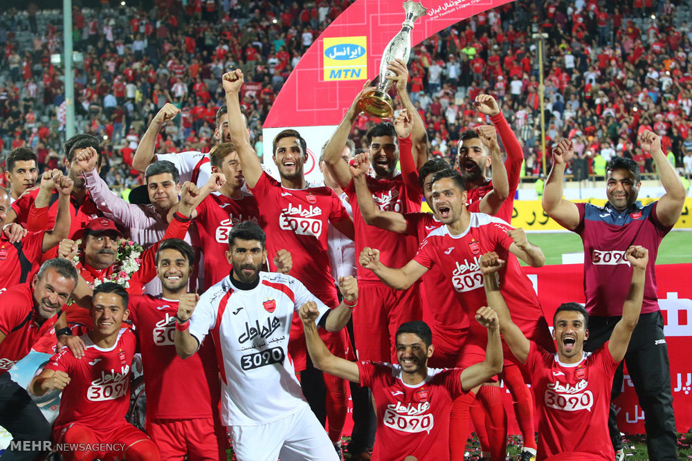 گزارش تصویری / دیدار تیم های فوتبال پرسپولیس و نفت تهران / دیدار تیم های پرسپولیس و نفت تهران در چهارچوب سوپرجام باشگاه های کشور شامگاه جمعه در ورزشگاه آزادی برگزار شد. این دیدار در پایان با نتیجه سه بر صفر به سود پرسپولیس به پایان رسید.