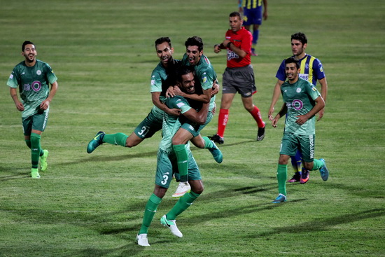 گزارش تصویری / دیدار تیم های فوتبال ذوب آهن و گسترش فولاد / دیدار تیم های فوتبال ذوب آهن اصفهان و گسترش فولاد تبریز در هفته دوم لیگ برتر فوتبال کشور، با پیروزی سه بر صفر تیم ذوب آهن در ورزشگاه فولادشهر اصفهان به پایان رسید.