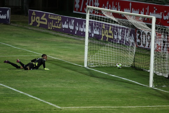 گزارش تصویری / دیدار تیم های فوتبال ذوب آهن و گسترش فولاد / دیدار تیم های فوتبال ذوب آهن اصفهان و گسترش فولاد تبریز در هفته دوم لیگ برتر فوتبال کشور، با پیروزی سه بر صفر تیم ذوب آهن در ورزشگاه فولادشهر اصفهان به پایان رسید.