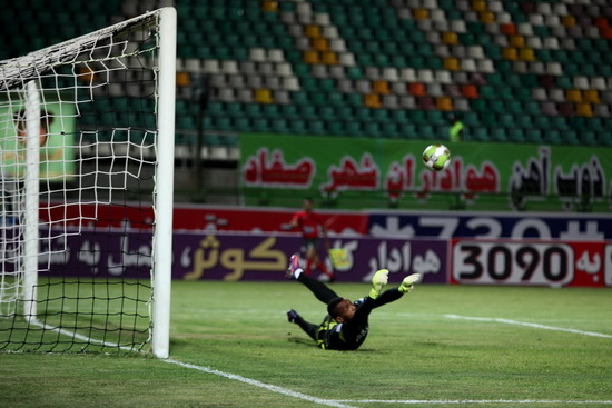 گزارش تصویری / دیدار تیم های فوتبال ذوب آهن و گسترش فولاد / دیدار تیم های فوتبال ذوب آهن اصفهان و گسترش فولاد تبریز در هفته دوم لیگ برتر فوتبال کشور، با پیروزی سه بر صفر تیم ذوب آهن در ورزشگاه فولادشهر اصفهان به پایان رسید.