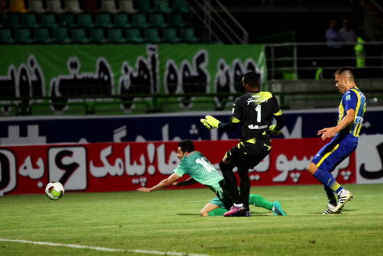 گزارش تصویری / دیدار تیم های فوتبال ذوب آهن و گسترش فولاد / دیدار تیم های فوتبال ذوب آهن اصفهان و گسترش فولاد تبریز در هفته دوم لیگ برتر فوتبال کشور، با پیروزی سه بر صفر تیم ذوب آهن در ورزشگاه فولادشهر اصفهان به پایان رسید.