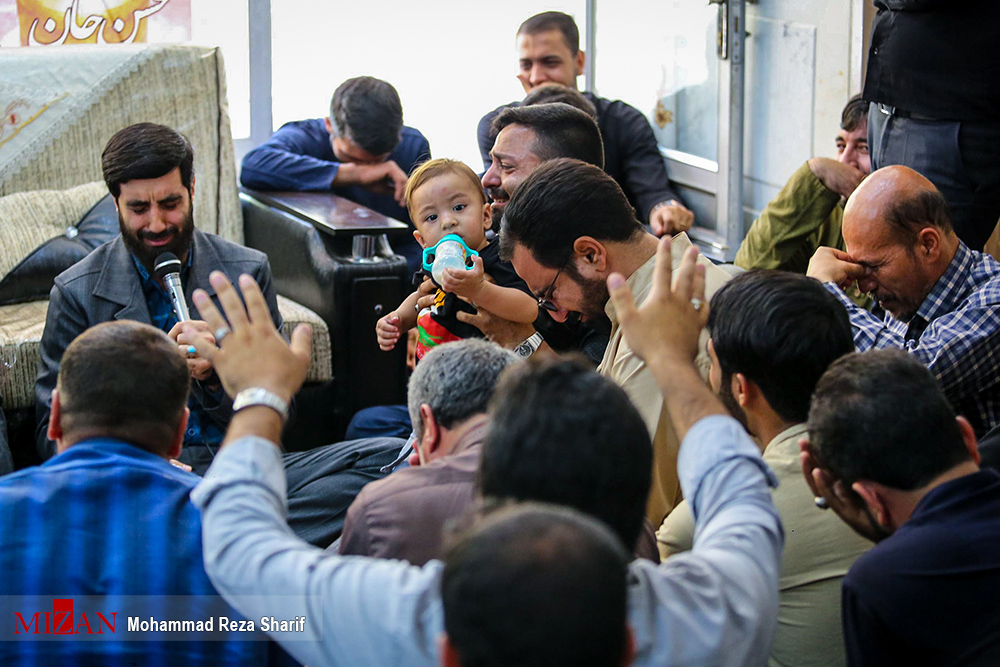 گزارش تصویری / منزل شهید مدافع حرم محسن حججی / مدافع حرم محسن حججی اهل نجف آباد اصفهان که در عملیات داعش در نزدیکی مرز سوریه با عراق اسیر شده بود، بدست تروریستها در سوریه به شهادت رسید. این شهید یکی از نیروهای لشکر زرهی 8 نجف اشرف و یکی از نیروهای فعال موسسه شهید احمد کاظمی بود. از این شهید بزرگوار یک فرزند ۲ساله به یادگار مانده است.