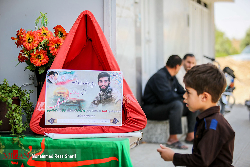 گزارش تصویری / منزل شهید مدافع حرم محسن حججی / مدافع حرم محسن حججی اهل نجف آباد اصفهان که در عملیات داعش در نزدیکی مرز سوریه با عراق اسیر شده بود، بدست تروریستها در سوریه به شهادت رسید. این شهید یکی از نیروهای لشکر زرهی 8 نجف اشرف و یکی از نیروهای فعال موسسه شهید احمد کاظمی بود. از این شهید بزرگوار یک فرزند ۲ساله به یادگار مانده است.