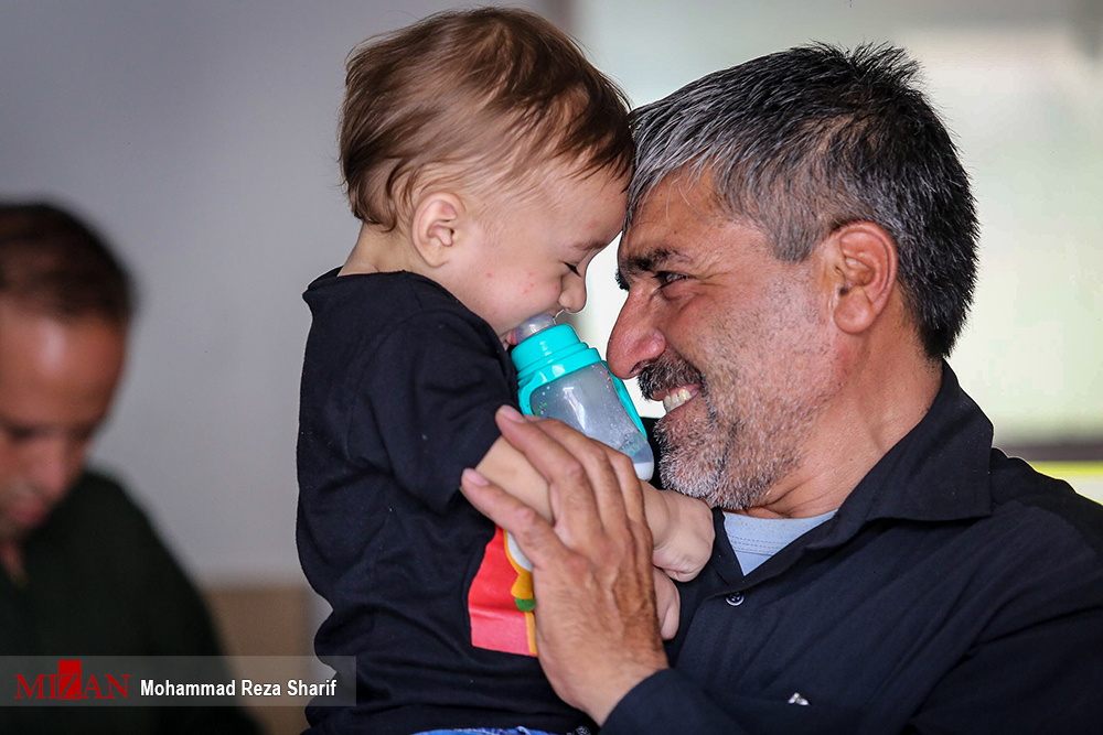 گزارش تصویری / منزل شهید مدافع حرم محسن حججی / مدافع حرم محسن حججی اهل نجف آباد اصفهان که در عملیات داعش در نزدیکی مرز سوریه با عراق اسیر شده بود، بدست تروریستها در سوریه به شهادت رسید. این شهید یکی از نیروهای لشکر زرهی 8 نجف اشرف و یکی از نیروهای فعال موسسه شهید احمد کاظمی بود. از این شهید بزرگوار یک فرزند ۲ساله به یادگار مانده است.