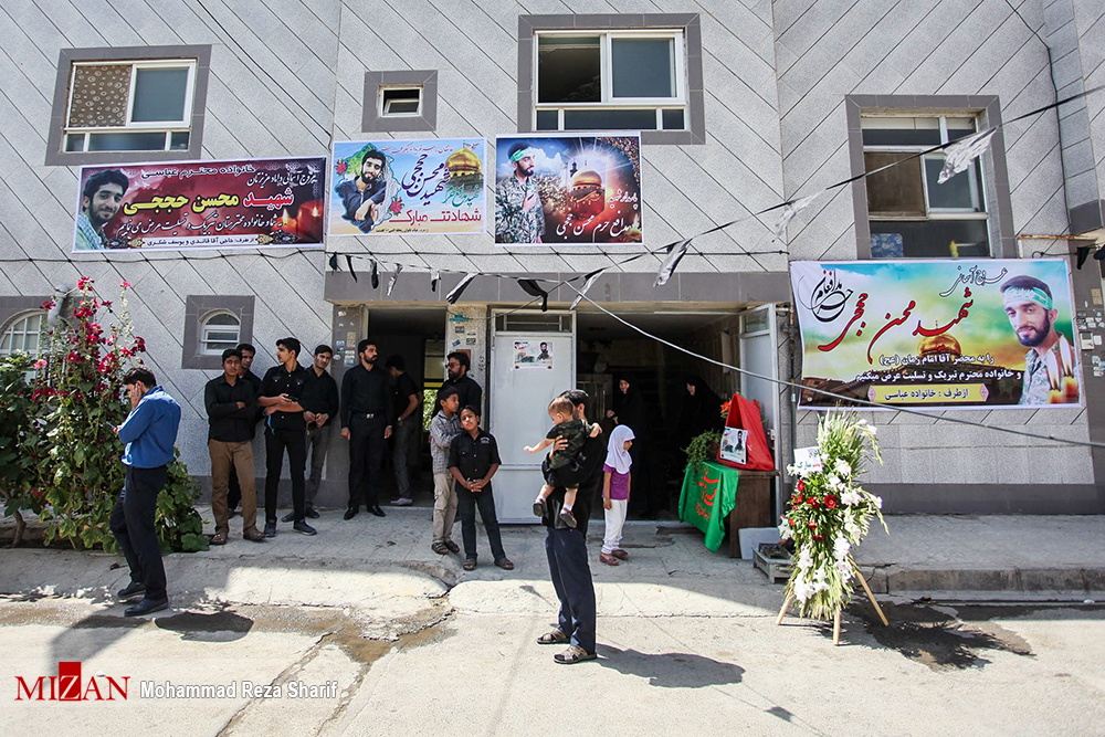 گزارش تصویری / منزل شهید مدافع حرم محسن حججی / مدافع حرم محسن حججی اهل نجف آباد اصفهان که در عملیات داعش در نزدیکی مرز سوریه با عراق اسیر شده بود، بدست تروریستها در سوریه به شهادت رسید. این شهید یکی از نیروهای لشکر زرهی 8 نجف اشرف و یکی از نیروهای فعال موسسه شهید احمد کاظمی بود. از این شهید بزرگوار یک فرزند ۲ساله به یادگار مانده است.