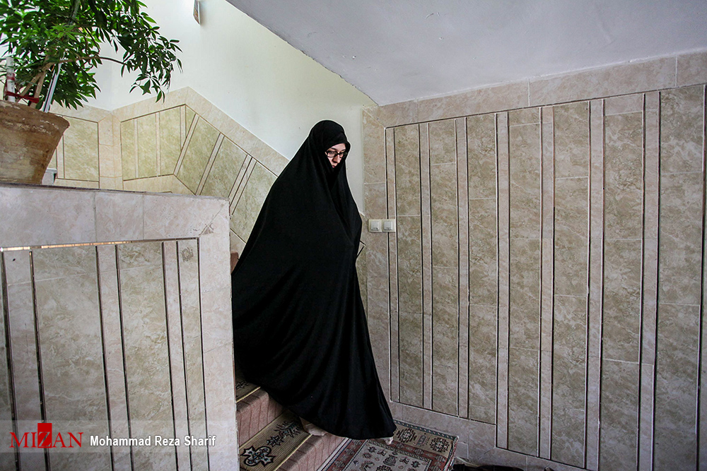 گزارش تصویری / منزل شهید مدافع حرم محسن حججی / مدافع حرم محسن حججی اهل نجف آباد اصفهان که در عملیات داعش در نزدیکی مرز سوریه با عراق اسیر شده بود، بدست تروریستها در سوریه به شهادت رسید. این شهید یکی از نیروهای لشکر زرهی 8 نجف اشرف و یکی از نیروهای فعال موسسه شهید احمد کاظمی بود. از این شهید بزرگوار یک فرزند ۲ساله به یادگار مانده است.