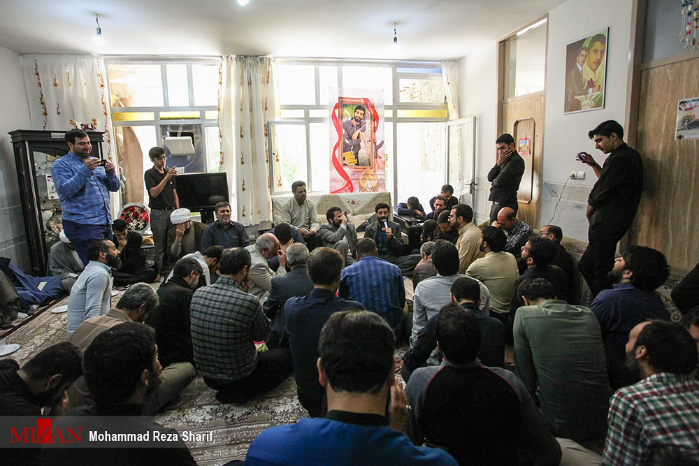 گزارش تصویری / منزل شهید مدافع حرم محسن حججی / مدافع حرم محسن حججی اهل نجف آباد اصفهان که در عملیات داعش در نزدیکی مرز سوریه با عراق اسیر شده بود، بدست تروریستها در سوریه به شهادت رسید. این شهید یکی از نیروهای لشکر زرهی 8 نجف اشرف و یکی از نیروهای فعال موسسه شهید احمد کاظمی بود. از این شهید بزرگوار یک فرزند ۲ساله به یادگار مانده است.