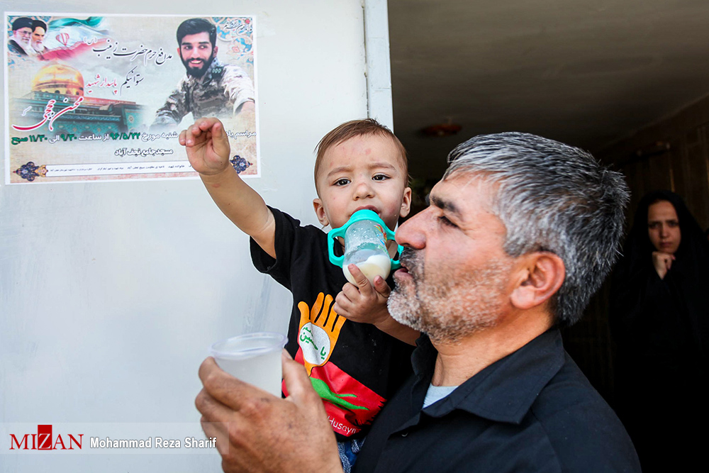 گزارش تصویری / منزل شهید مدافع حرم محسن حججی / مدافع حرم محسن حججی اهل نجف آباد اصفهان که در عملیات داعش در نزدیکی مرز سوریه با عراق اسیر شده بود، بدست تروریستها در سوریه به شهادت رسید. این شهید یکی از نیروهای لشکر زرهی 8 نجف اشرف و یکی از نیروهای فعال موسسه شهید احمد کاظمی بود. از این شهید بزرگوار یک فرزند ۲ساله به یادگار مانده است.