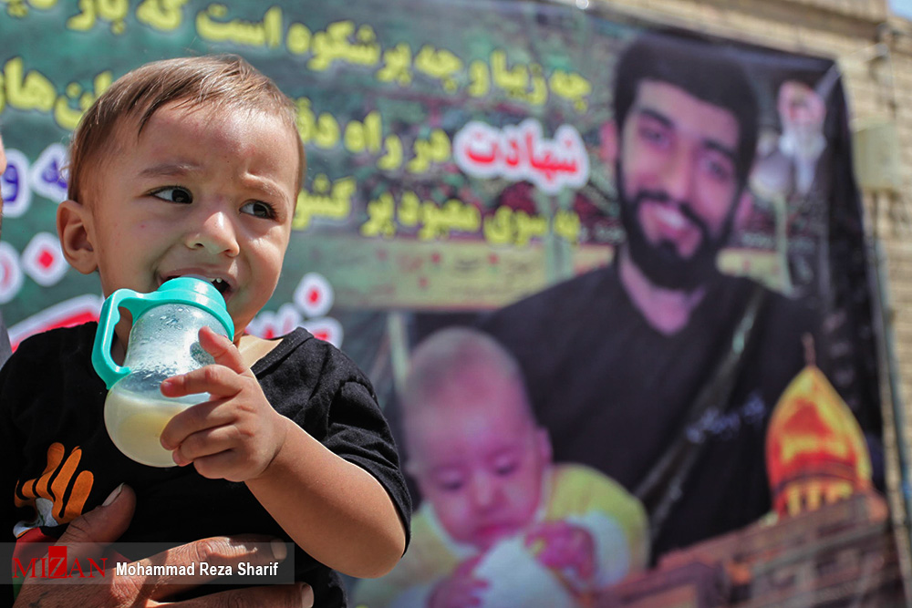 گزارش تصویری / منزل شهید مدافع حرم محسن حججی / مدافع حرم محسن حججی اهل نجف آباد اصفهان که در عملیات داعش در نزدیکی مرز سوریه با عراق اسیر شده بود، بدست تروریستها در سوریه به شهادت رسید. این شهید یکی از نیروهای لشکر زرهی 8 نجف اشرف و یکی از نیروهای فعال موسسه شهید احمد کاظمی بود. از این شهید بزرگوار یک فرزند ۲ساله به یادگار مانده است.