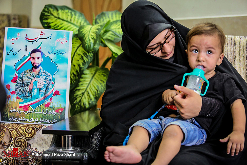 گزارش تصویری / منزل شهید مدافع حرم محسن حججی / مدافع حرم محسن حججی اهل نجف آباد اصفهان که در عملیات داعش در نزدیکی مرز سوریه با عراق اسیر شده بود، بدست تروریستها در سوریه به شهادت رسید. این شهید یکی از نیروهای لشکر زرهی 8 نجف اشرف و یکی از نیروهای فعال موسسه شهید احمد کاظمی بود. از این شهید بزرگوار یک فرزند ۲ساله به یادگار مانده است.