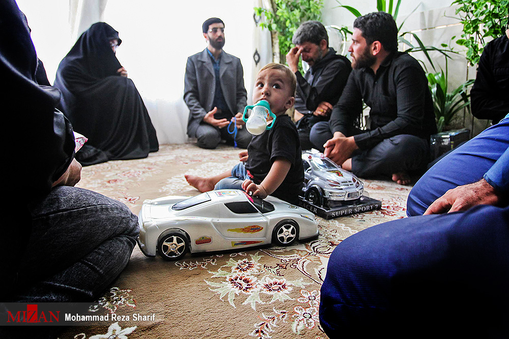 گزارش تصویری / منزل شهید مدافع حرم محسن حججی / مدافع حرم محسن حججی اهل نجف آباد اصفهان که در عملیات داعش در نزدیکی مرز سوریه با عراق اسیر شده بود، بدست تروریستها در سوریه به شهادت رسید. این شهید یکی از نیروهای لشکر زرهی 8 نجف اشرف و یکی از نیروهای فعال موسسه شهید احمد کاظمی بود. از این شهید بزرگوار یک فرزند ۲ساله به یادگار مانده است.