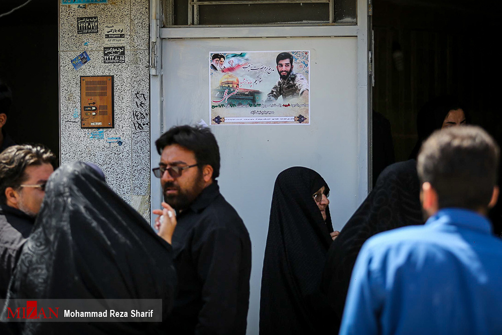 گزارش تصویری / منزل شهید مدافع حرم محسن حججی / مدافع حرم محسن حججی اهل نجف آباد اصفهان که در عملیات داعش در نزدیکی مرز سوریه با عراق اسیر شده بود، بدست تروریستها در سوریه به شهادت رسید. این شهید یکی از نیروهای لشکر زرهی 8 نجف اشرف و یکی از نیروهای فعال موسسه شهید احمد کاظمی بود. از این شهید بزرگوار یک فرزند ۲ساله به یادگار مانده است.