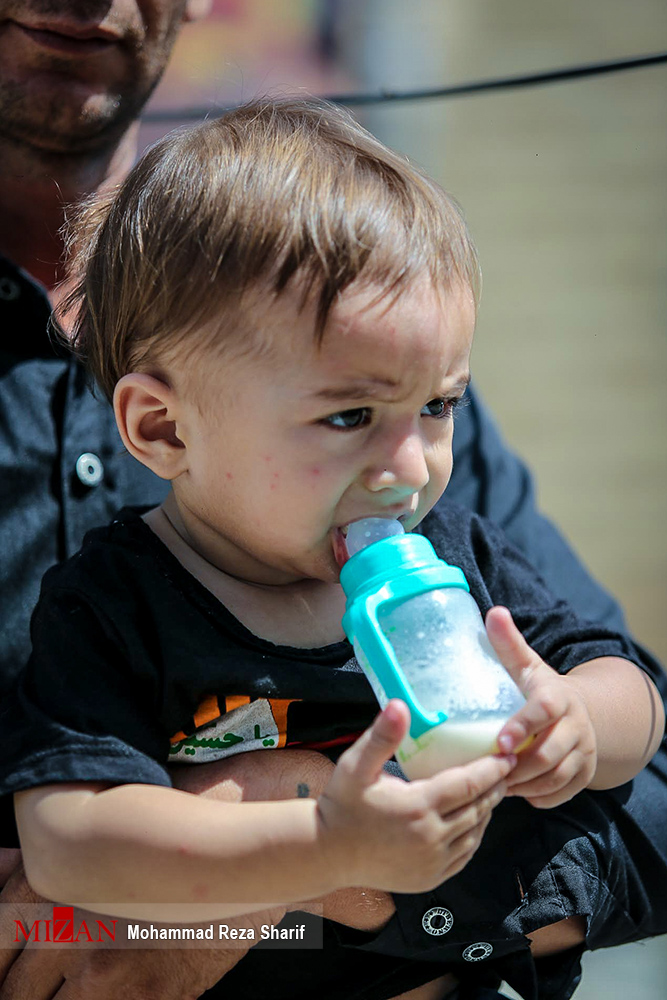 گزارش تصویری / منزل شهید مدافع حرم محسن حججی / مدافع حرم محسن حججی اهل نجف آباد اصفهان که در عملیات داعش در نزدیکی مرز سوریه با عراق اسیر شده بود، بدست تروریستها در سوریه به شهادت رسید. این شهید یکی از نیروهای لشکر زرهی 8 نجف اشرف و یکی از نیروهای فعال موسسه شهید احمد کاظمی بود. از این شهید بزرگوار یک فرزند ۲ساله به یادگار مانده است.