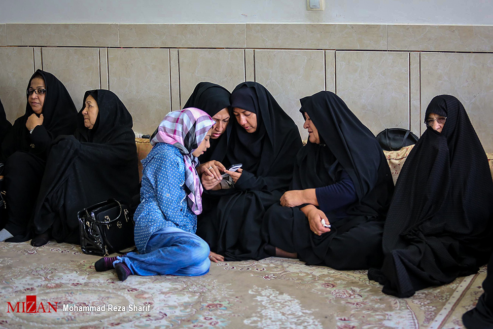 گزارش تصویری / منزل شهید مدافع حرم محسن حججی / مدافع حرم محسن حججی اهل نجف آباد اصفهان که در عملیات داعش در نزدیکی مرز سوریه با عراق اسیر شده بود، بدست تروریستها در سوریه به شهادت رسید. این شهید یکی از نیروهای لشکر زرهی 8 نجف اشرف و یکی از نیروهای فعال موسسه شهید احمد کاظمی بود. از این شهید بزرگوار یک فرزند ۲ساله به یادگار مانده است.